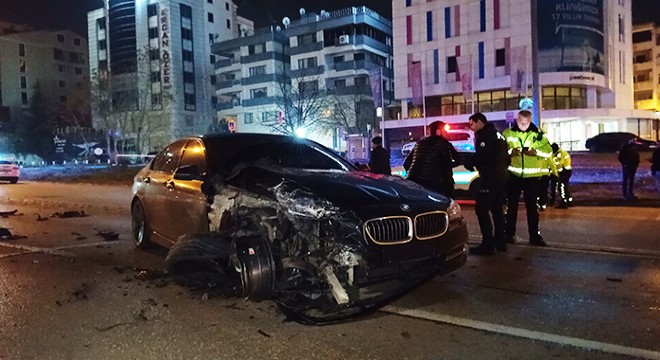 Ters yönde giden otomobil TIR ile çarpıştı: 2 yaralı