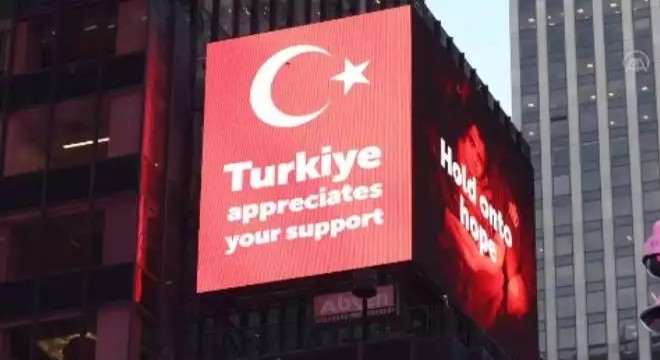 Times Meydanı'nda Türkiye'ye destek paylaşımları