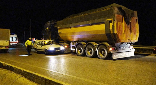 Tır otomobili sürükledi; 2 yaralı