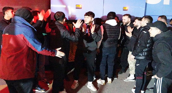 Trabzonspor'a taraftarlardan coşkulu karşılama