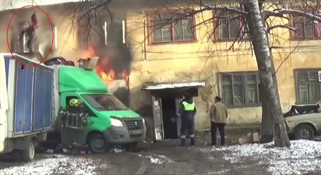 Trafik polisinin getirdiği kamyonetle yangından kurtuldular