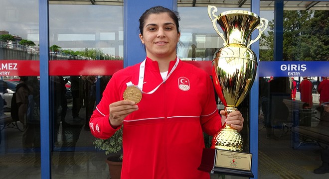 Busenaz Sürmeneli'ye trafikte tokat attı, tutuklandı