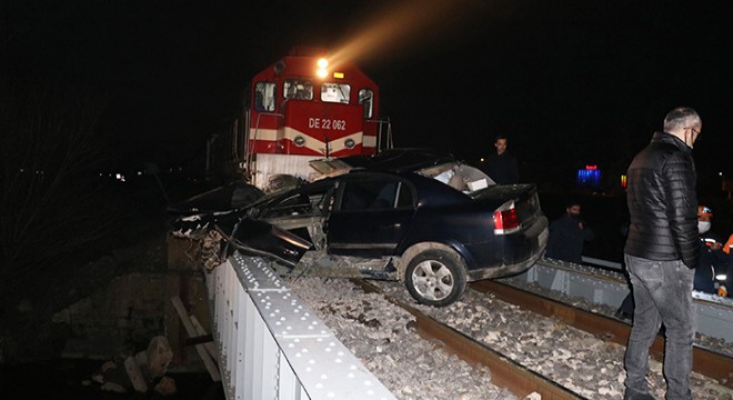 Trenin çarptığı otomobil 1 kilometre sürüklendi