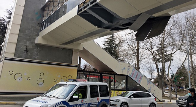 Treylerdeki iş makinesi üst geçide çarptı
