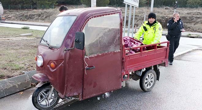 Triportör devrildi: 3 yaralı
