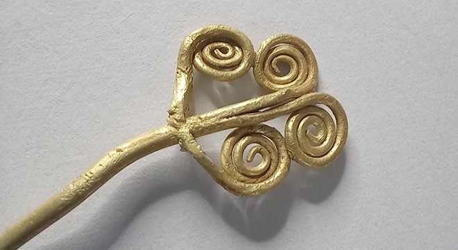 Troya'da 4 bin 500 yıllık altın broş gün yüzüne çıkarıldı