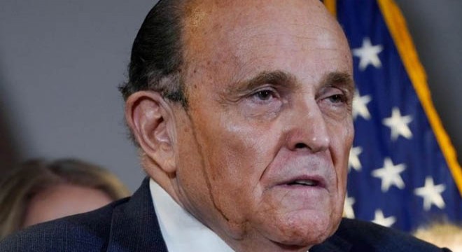 Trump’ın avukatı Giuliani'nin saç boyası damga vurdu