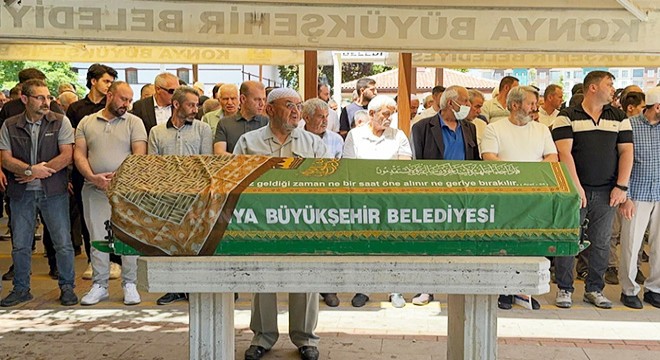 Tur midibüsünün devrildiği kazada ölenler, toprağa verildi