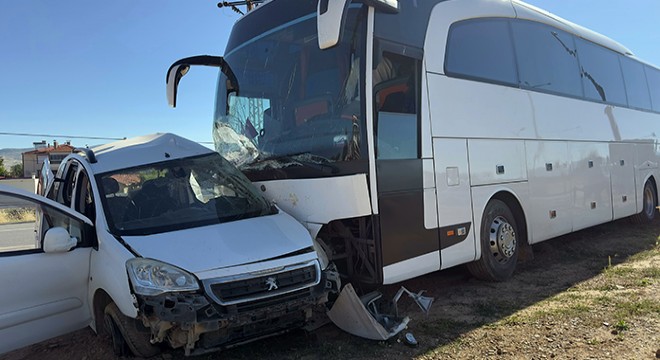 Tur otobüsüyle çarpışan hafif ticari araç sürücüsü öldü
