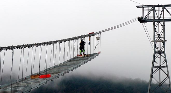 Türkiye'nin en büyük teleferiğinde zorlu bakım çalışması