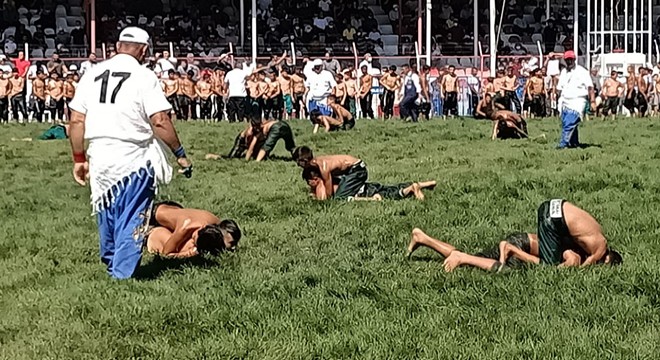 Türkün ilk er meydanı Elmalı'da güreşler dualarla başladı