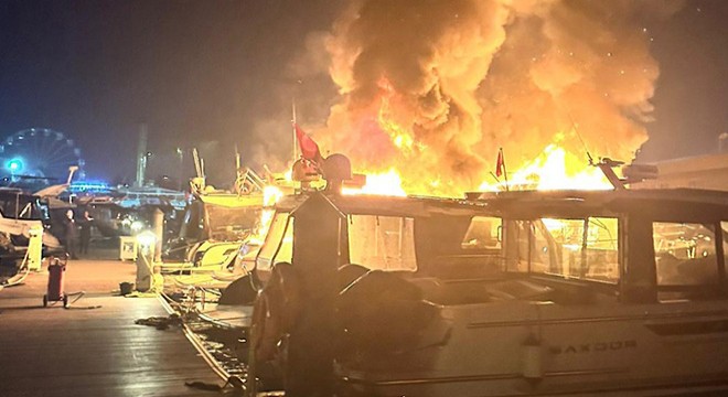 Tuzla'da yangın paniği! 4 tekne kül oldu