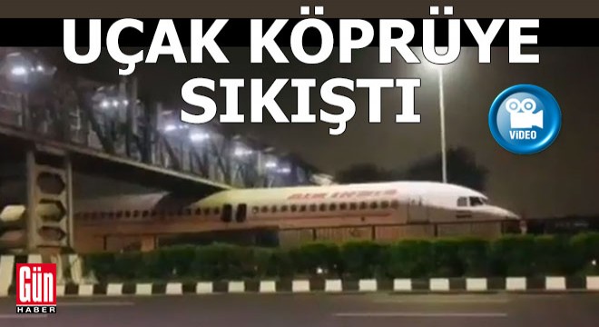 Uçak köprünün altına böyle sıkıştı
