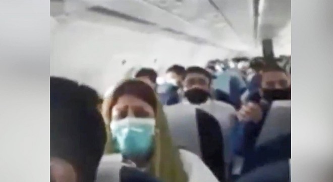 Uçak türbülansa girdi; yolcuların panik anları kamerada