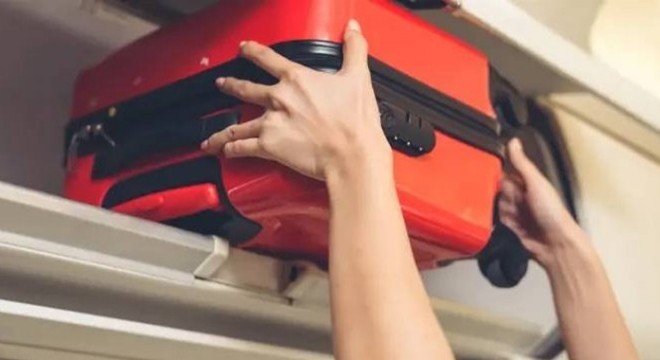 Uçakta 'kurtçuk' paniği: Yolcuların üzerine döküldü