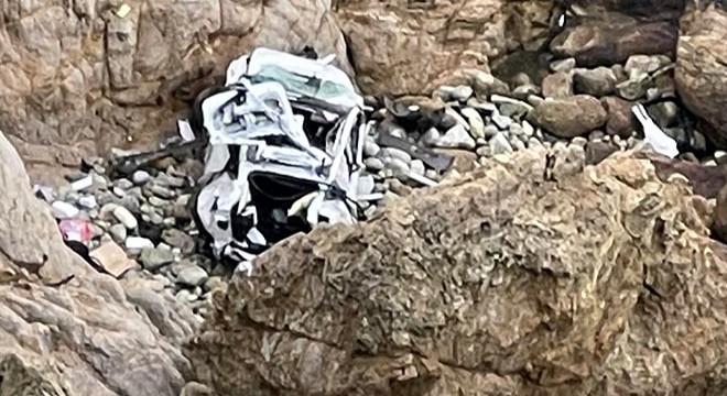 Uçuruma yuvarlanan arabadan mucize kurtuluş