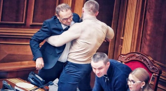 Ukrayna Parlamentosu'nda 'tarım arazileri' oturumunda arbede