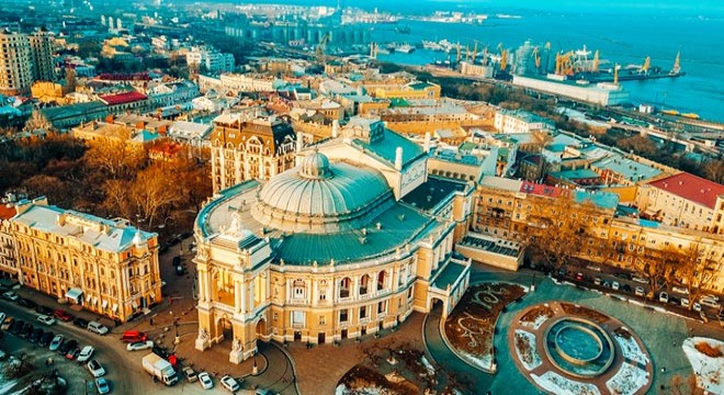 Ukrayna'da eczane ve marketler dışında tüm işletmeler kapatılıyor