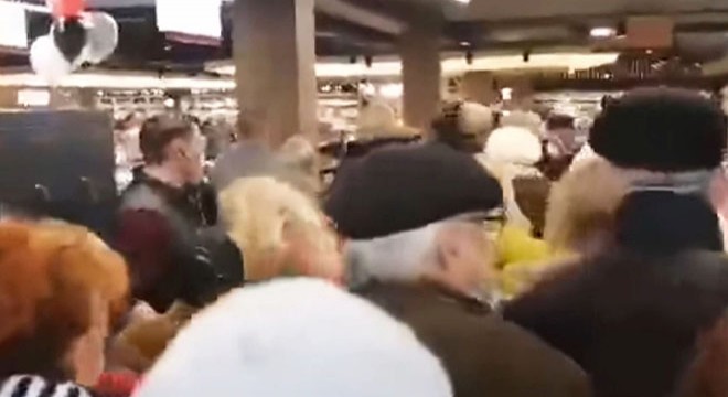 Ukrayna'da market açılışında izdiham yaşandı