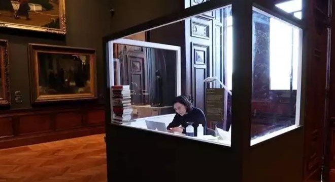 Ünlü yazar kendini müzede sergiliyor