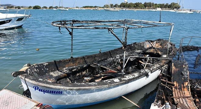 Urla'da alevlere teslim olan 5 tekneden 2'si battı