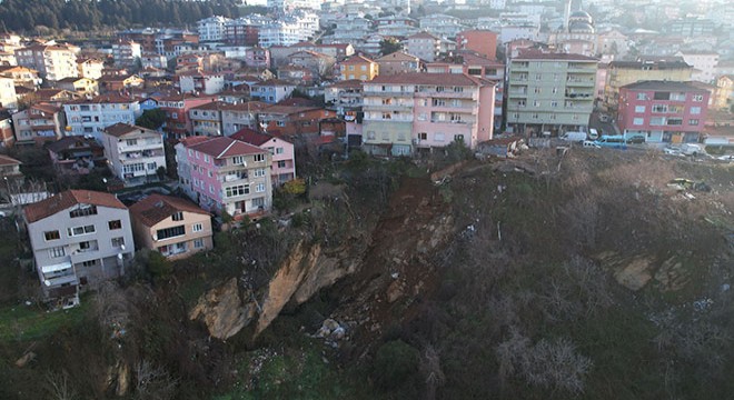 Üsküdar'da toprak kayması; 2 bina boşaltıldı