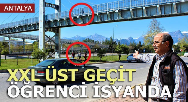 Üst geçit uzun olunca öğrenciler kesik telden geçiyor