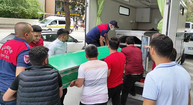 Uyandığında babasının cansız bedeni ile karşılaştı