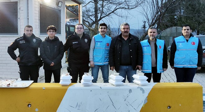Uygulama noktasında iftariyelik dağıttılar