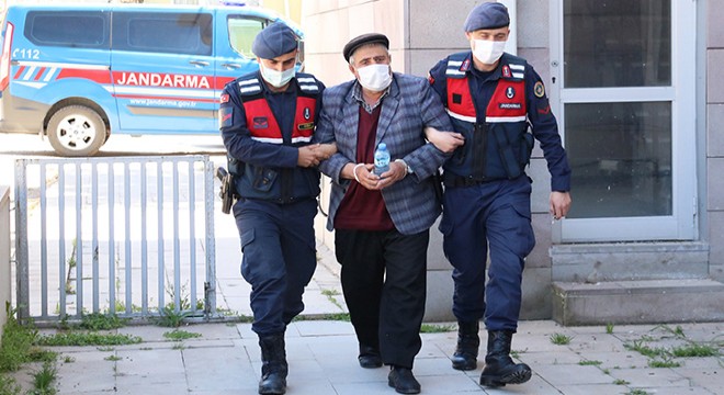 Uygunsuz yakaladığı gelini ile yanındaki erkeği öldürdü