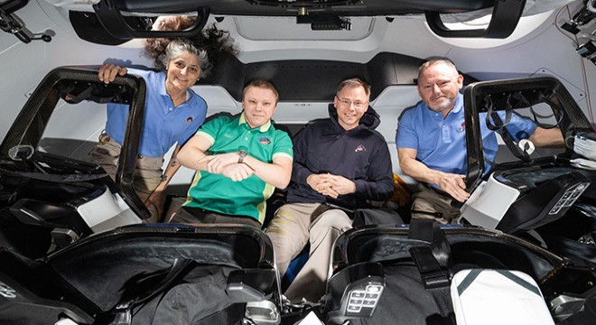 Uzayda mahsur kalan astronotların Dünya'ya dönüş yolculuğu başladı