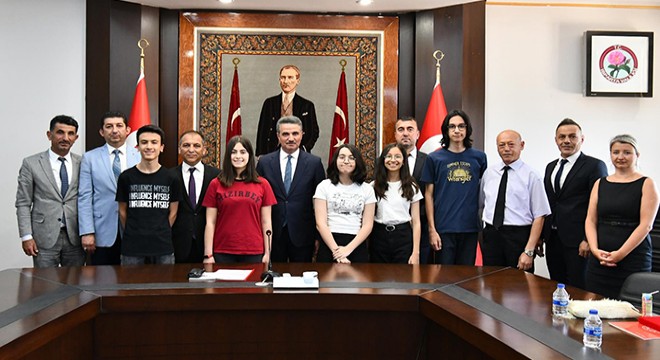 Vali Baruş, LGS'de tam puan alan öğrencilerle buluştu