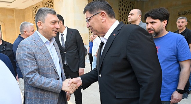 Vali Şahin, namaz çıkışı bayramlaştı