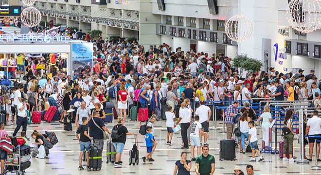 Vali duyurdu: Antalya'ya 15 milyon 644 bin 108 turist geldi