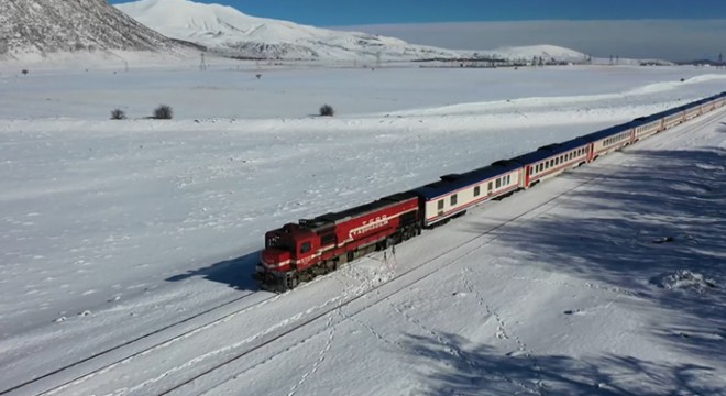 Van Gölü Ekspresi'nde kar manzaralı yolculuk