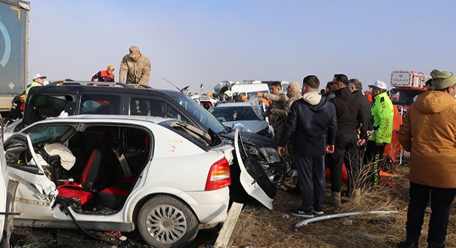 Van'daki zincirleme kazalar: 30 kişinin tedavisi sürüyor