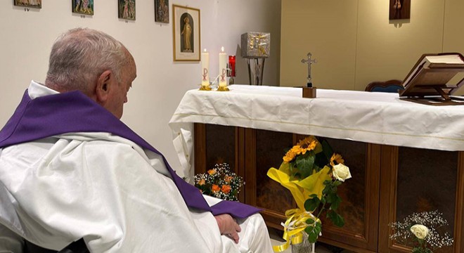 Vatikan, Papa Franciscus'un hastanede çekilen fotoğrafını paylaştı