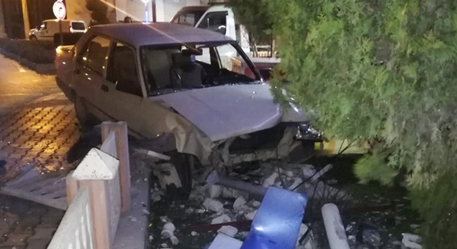 Virajı alamadı apartmanın bahçesine girdi