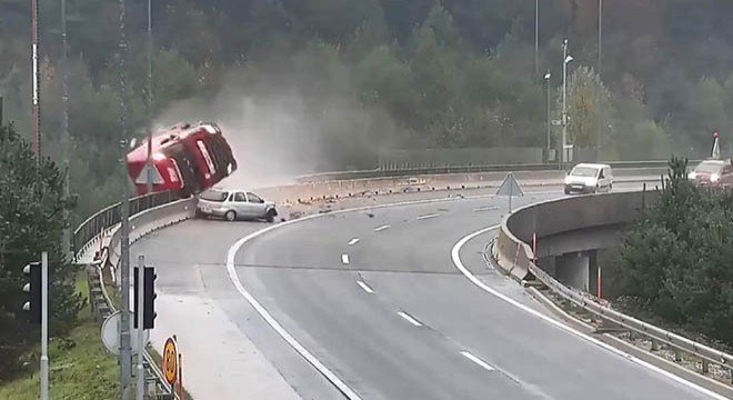 Virajı dönemeyen otomobil, TIR’ı köprüden attı