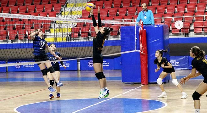 Voleybol grup maçları Burdur'da başladı