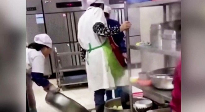 Vuhan Üniversitesi'ndeki kantininde kızdıran görüntü