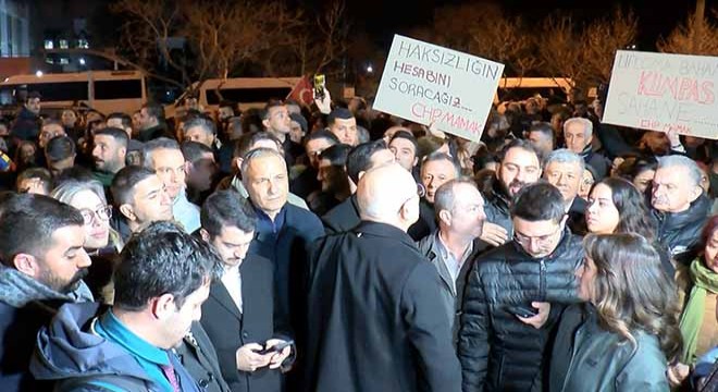 YÖK önünde toplanan CHP'lilerden 'diploma' tepkisi