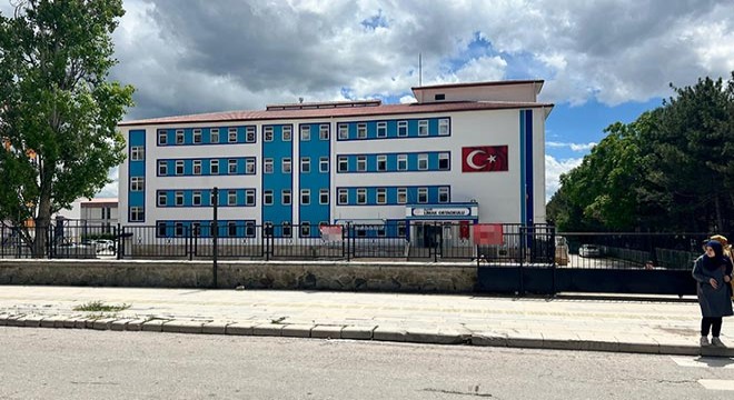 Kopya çekerken yakaladığı öğrencisi tarafından bıçaklandı