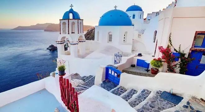 Yaklaşık 9 bin kişi Santorini Adası'nı terk etti