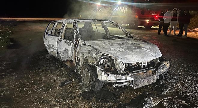 Yanan otomobilden ceset çıktı
