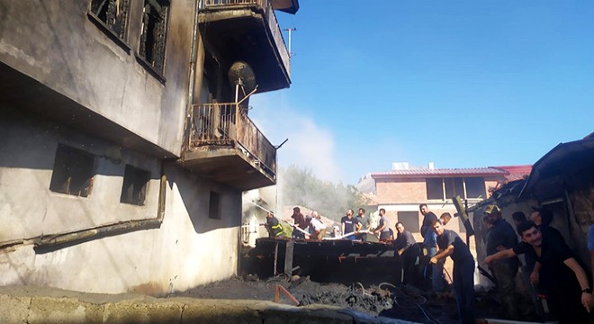 Yangında 3 ev kullanılamaz hale geldi