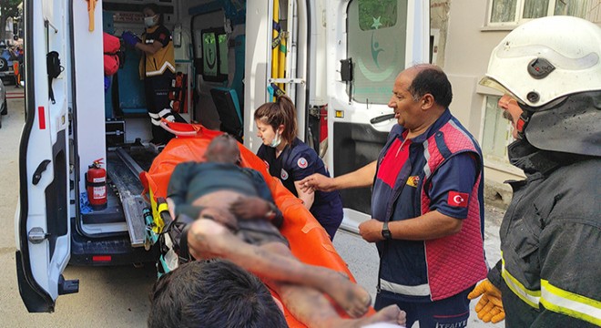 Yangında çöken çatının altından itfaiye çıkardı