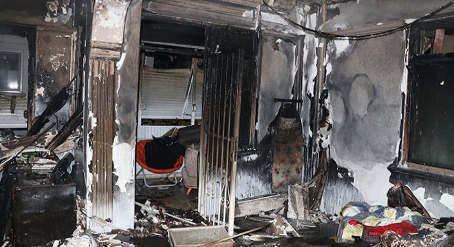 Yangında evi zarar gören kadını komşuları teselli etti