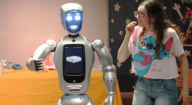 Yapay zeka destekli robot, çocuk tiyatrosunda sahneye çıktı