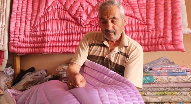 Yarım asırlık yorgancı, mesleğini yaşatmaya çalışıyor